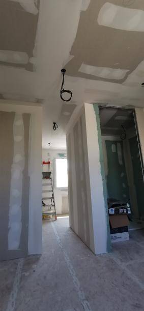 Pose du placo et des bandes de joints pour une extension bois à Mèze