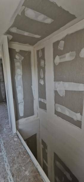 Pose du placo et des bandes de joints pour une extension bois à Mèze