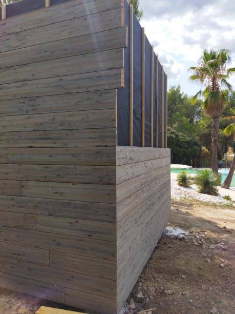 Réalisation d'un bardage en douglas par un constructeur de maison ossature bois sur Montpellier Hérault Occitanie