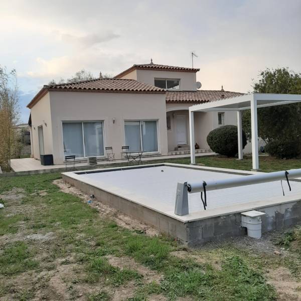 terrasse en bois itauba à Mèze réalisée par des charpentiers professionnels dans l'Hérault proche de Montpellier en Occitanie