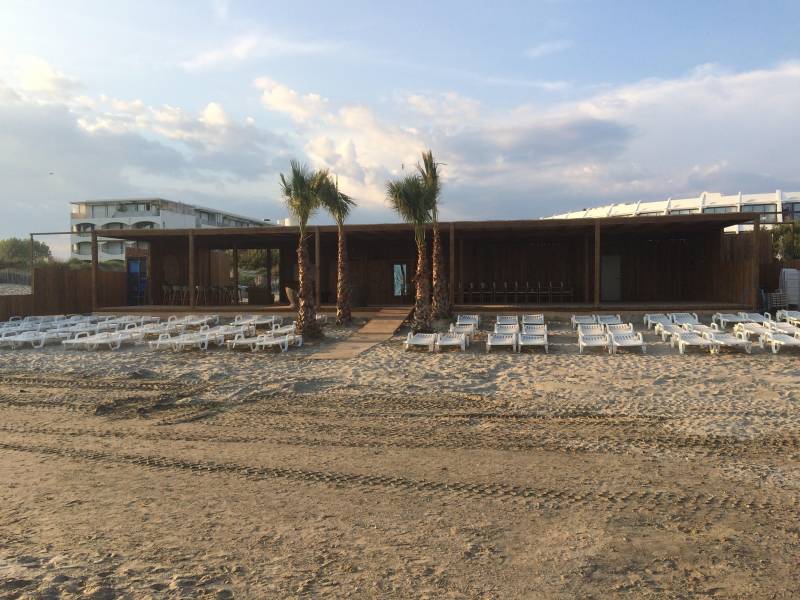 réaliser un devis gratuit pour fabrication pergola avec paillasson camarguais et terrasse en bois démontable réalisés par des professionnel du bois, posés sur le sable dans le 34 et le 30