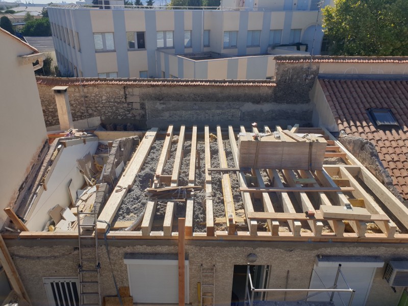 Pose du plancher d'une surélévation en ossature bois proche de Montpellier et Sète, à Frontignan