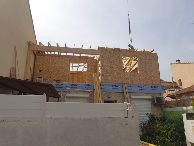 Vue d'un chantier de surélévation en ossature bois à Frontignan par une entreprise de construction en ossature bois dans l'Hérault (34)
